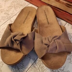 Lucky Brand tan suede sandals 6.5 big bow slipon